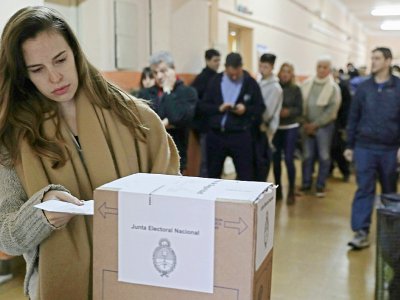 Une Argentine vote lors des primaires générales à Buenos Aires, le 11 août 2019 - ALEJANDRO PAGNI [AFP]