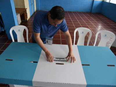Préparatifs dans un bureau de vote dans la ville de Guatemala, le 10 août 2019 - ORLANDO ESTRADA [AFP]