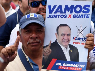Un partisan du candidat de droite à la présidentielle Alejandro Giammattei lors du dernier meeting de la campagne, le 4 août 2019 à Guatemala - ORLANDO ESTRADA [AFP]