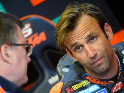 Le Français Johann Zarco (KTM/d) parle à un mécanicien lors des essais libres pour le GP de France, le 17 mai 2019 au Mans - JEAN-FRANCOIS MONIER [AFP/Archives]