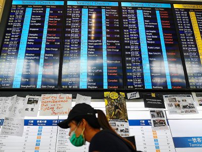 Panneaux d'affichage indiquant l'annulation des vols en partance et à destination de l'aéroport international de Hong Kong le 12 août 2019 - Manan VATSYAYANA [AFP]