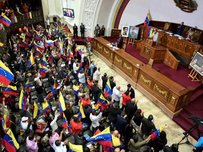Des membres de l'Assemblée nationale constituante (ANC) agitent des drapeaux vénézuéliens lors du discours de son président Diosdado Cabello, le 12 août 2019 à Caracas - Federico Parra [AFP]