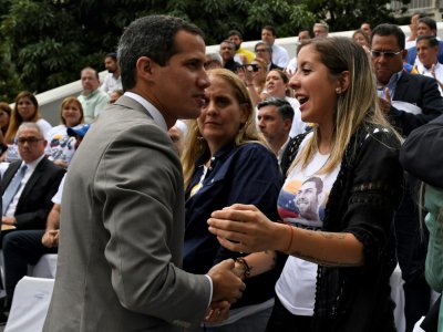 L'opposant Juan Guaido (g) salue Rafaela Requesens (d), la soeur du député Juan Requesens, lors d'une manifestation demandant la libération du parlementaire incarcéré, le 7 août 2019 à Caracas - Federico Parra [AFP/Archives]