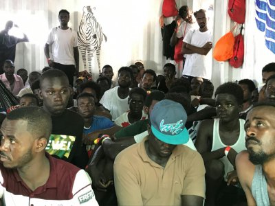 Des migrants rescapés se reposent sur le pont du navire "Ocean Viking" des ONG SOS Méditerranée et Médecins sans Frontières (MSF), durant une opération en mer Méditerranée, le 13 août 2019. - Anne CHAON [AFP]