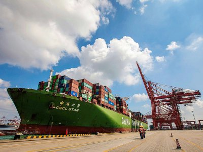 Un cargo dans le port de Qingdao, en Chine, le 6 août 2019 - STR [AFP/Archives]