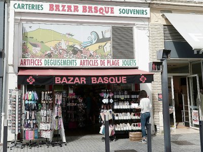 Un magasin de souvenirs dans le centre de Biarritz, le 13 août 2019 - IROZ GAIZKA [AFP]