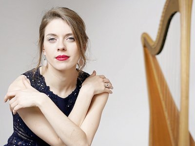 Chloé Ducray, harpiste, accompagne la soprano Clémentine Decouture sur un répertoire qui souligne les liens entre Paris et Londres. - Bernard Martinez