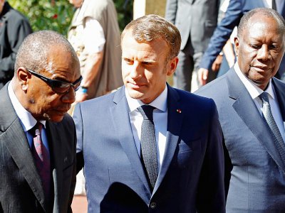 Les présidents guinéen Alpha Condé, français Emmanuel Macron et ivoirien Alassane Ouattara participent le 15 août 2019 aux célébrations du 75e anniversaire du débarquement de Provence à Saint-Raphaël (Var) - ERIC GAILLARD [POOL/AFP]