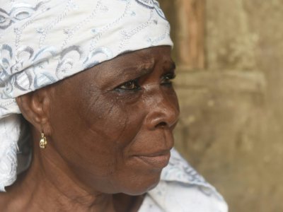 Femme portant des traces de scarifications rituelles sur les joue à Ibadan, dans le sud-ouest du Nigeria - PIUS UTOMI EKPEI [AFP]
