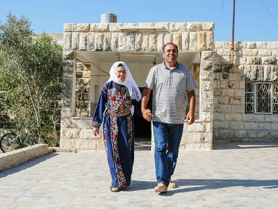 La grand-mère de l'élue américaine Rashida Tlaib, Muftia Taleb, et son oncle Bassam devant la maison familiale en Cisjordanie occupée le 15 août 2019 - ABBAS MOMANI [AFP]