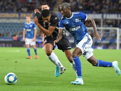 L'attaquant ivoirien de Strasbourg Kevin Zohi balle au pied contre le Lokomotiv Plovdiv en tour préliminaire retour de la Ligue Europa, le 15 août 2019 à Strasbourg - PATRICK HERTZOG [AFP]