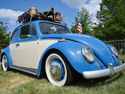 Une Volkswagen Beetle de 1964, exposée au Bethel Woods Center for the Arts, le 15 août 2019. Il y a 50 ans, ce véhicule avait fait la route vers le festival - Angela Weiss [AFP]