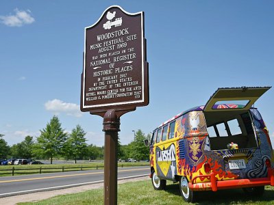 Un van garé près du Bethel Woods Center for the Arts qui gère le site de Woodstock, photographié le 15 août 2019, le jour du début des célébrations du 50e anniversaire du festival - Angela Weiss [AFP]