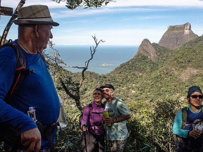 Des touristes sur un chemin de randonnée qui fera partie du futur sentier de 8.000 à travers le Brésil, le 21 juillet 2019 à Rio de Janeiro - Ian CHEIBUB [AFP]