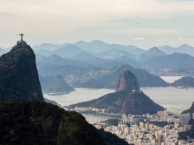 Vue sur le Christ et le Pain de Sucre depuis un chemin de randonnée, le 21 juillet 2019 à Rio de Janeiro, au Brésil - Ian CHEIBUB [AFP]