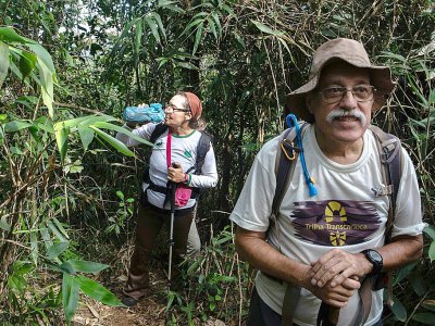 Des touristes sur un chemin de randonnée qui fera partie du futur sentier de 8.000 à travers le Brésil, le 21 juillet 2019 à Rio de Janeiro - Ian CHEIBUB [AFP]