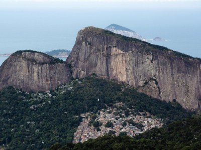 Vue sur la favelo Rocinha et la colline de Dois Irmaos depuis un chemin de randonnée, le 21 juillet 2019 à Rio de Janeiro, au Brésil - Ian CHEIBUB [AFP]