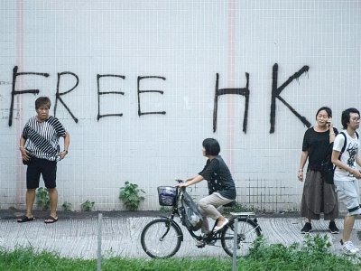 Un graffiti réclamant "Libérez Hong Kong" dans le quartier de Tai Wai, à Hong Kong le 10 août 2019 - Anthony WALLACE [AFP/Archives]