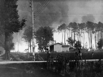 Photo prise le 22 août 1949 du gigantesque incendie dans le massif forestier des Landes de Gascogne qui fit 82 morts en Gironde - - [INTERCONTINENTALE/AFP/Archives]