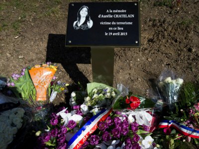 Des fleurs sont déposées en mémoire d'Aurélie Châtelain le 10 avril 2016 à Villejuif, au sud de Paris - JOEL SAGET [AFP/Archives]