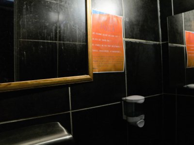 Les affiches sont aussi collées dans certains toilettes des bars. - Léa Quinio