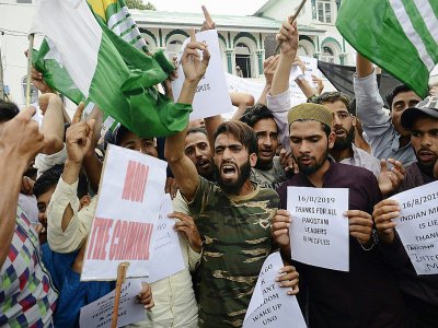 Des manifestants défilent à Srinagar, la capitale du Cachemire indien, pour protester contre la révocation de l'autonomie de la région par New Delhi, le 16 août 2019 - STR [AFP]