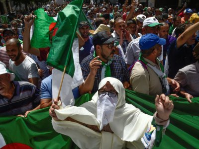 Des Algériens manifestent contre le pouvoir le 16 août 2019 dans la capitale Alger - RYAD KRAMDI [AFP]