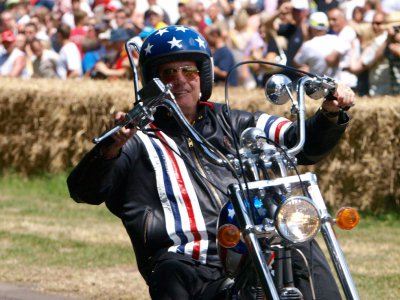 En juillet 2009 à l'occasion du festival automobile de Goodwood, en Angleterre, Peter Fonda était arrivé juché sur une réplique de la moto qu'il enfourchait quarante ans plus tôt dans "Easy Rider" - MAX NASH [AFP/Archives]