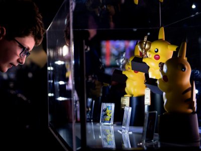 Un jeune garçon regarde, plein d'espoir, les trophées Pikachu pour le Pokemon World Championships de 2019, le 16 août 2019 à Washington - Brendan Smialowski [AFP]