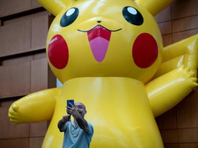 Un homme se prend en selfie au premier jour des championnats du monde de Pokémon, à Washington, le 16 août 2019 - Brendan Smialowski [AFP]