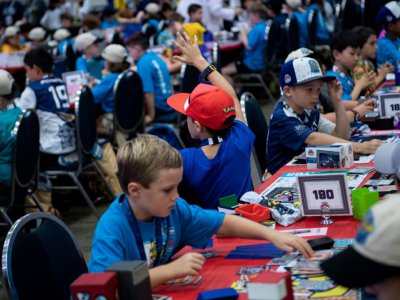 Des jeunes enfants en pleine compétition de Pokémon au Pokemon World Championships à Washington, le 16 août 2019 - Brendan Smialowski [AFP]