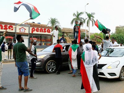 Des manifestants brandissent des drapeaux du Soudan, le 3 août 2019 à Khartoum - Ebrahim HAMID [AFP/Archives]