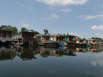 Des maisons d'hôtes flottantes vides sur le lac Dal à Srinagar, au Cachemire indien, le 18 août 2019. - Punit PARANJPE [AFP]