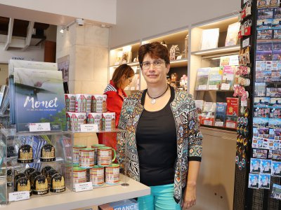 Sandrine Artus est la responsable de la boutique de l'office de tourisme.