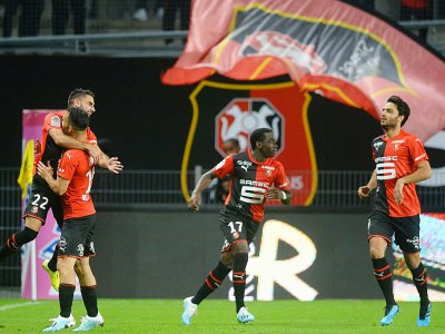 Rennes vainqueur du PSG avec notamment un but de Romain Del Castillo (N.22) félicité par ses coéquipiers, le 18  août 2019 au Roazhon Park - JEAN-FRANCOIS MONIER [AFP]