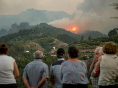 Des résidents observent l'incendie qui progresse sur l'île espagnole de Grande Canarie, le 18 août 2019. - DESIREE MARTIN [AFP]
