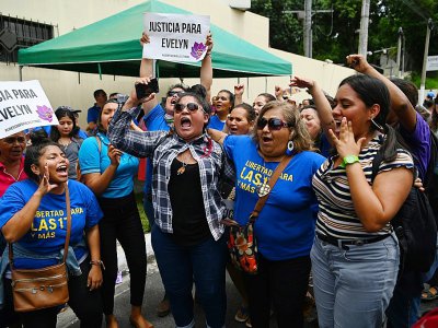 Des manifestants en soutien à la jeune Salvadorienne, Evelyn Hernandez, acquittée lundi du meurtre de son bébé mort-né, au Salvador le 19 août 2019 - Oscar Rivera [AFP]