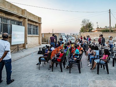 Des enfants kurdes lors de la projection d'un film de cinéma en Syrie, le 28 juillet 2019 à Sanjak Saadoun - DELIL SOULEIMAN [AFP]