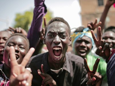 Des Soudanais célèbrent le 17 août 2019 à Khartoum la signature d'un accord clé entre les généraux au pouvoir et les leaders de la contestation, ouvrant la voie à un pouvoir civil - Jean Marc MOJON [AFP]