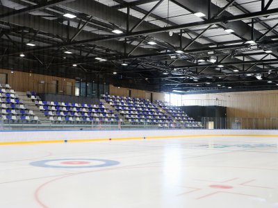 La patinoire sportive pourra aussi accueillir des rencontres de curling. - Amaury Tremblay