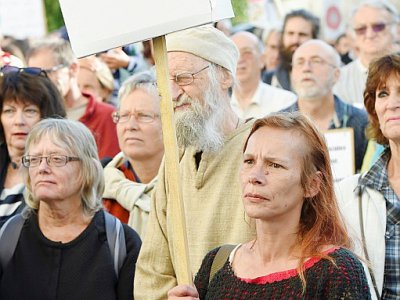 Des manifestants lors d'un rassemblement de soutien au maire de Langouët, Daniel Cueff, poursuivi pour avoir interdit les pesticides près des maisons de sa commune par décret municipal, le 22 août 2019, devant le tribunal administratif de Rennes - Sebastien SALOM-GOMIS [AFP]