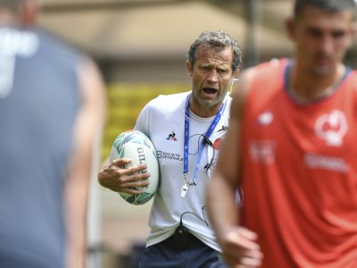 L'entraîneur adjoint du XV de France Fabien Galthié donne ses consignes à l'entraînement, le 22 juillet 2019 au stade Louis II de Monaco. - YANN COATSALIOU [AFP/Archives]