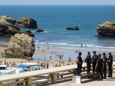 Des CRS en patrouille le long de la plage, le 22 août 2019 à Biarritz - LUDOVIC MARIN [AFP]