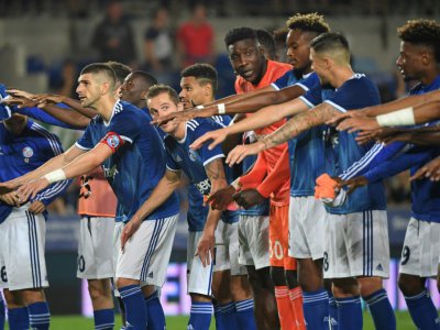 Les Strasbourgois saluent leurs supporters après leur victoire contre Francfort en barrage aller de la Ligue Europa, le 22 août 2019 à Strasbourg - PATRICK HERTZOG [AFP]