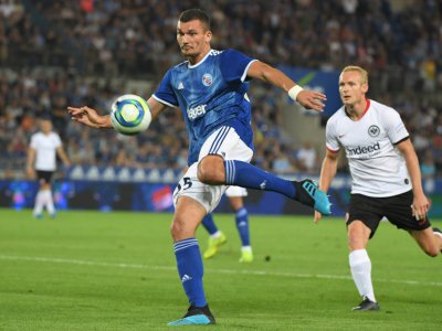 L'attaquant de Strasbourg Ludovic Ajorque (g) devant le milieu de Francfort Sebastian Rode en barrage aller de l'Europa League, le 22 août 2019 à Strasbourg - PATRICK HERTZOG [AFP]