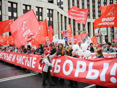Des militants du Parti communiste russe défilent à Moscou le 17 août 2019 contre l'exclusion de dizaines de candidats aux élections locales de septembre. - Kirill KUDRYAVTSEV [AFP]