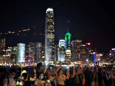 Des manifestants forment une chaîne humaine à Hong Kong, le 23 août 2019 - Lillian SUWANRUMPHA [AFP]