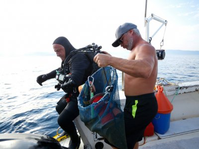 Marien Poggi se prépare à plonger le 22 août 2019 au large d'Ajaccio - PASCAL POCHARD-CASABIANCA [AFP]