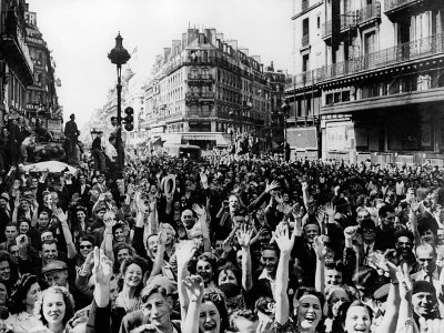Les parisiens descendent dans les rues le 25 août 1944 crier leur joie et leur reconnaissance à ceux qui les ont aidés - - [AFP/Archives]