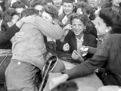 Les Parisiens accueillent les troupes alliées le 25 août 1944 - - [AFP/Archives]
